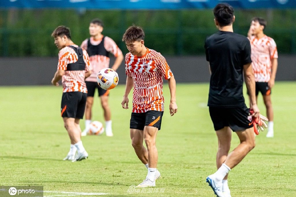  德甲清晨走向成谜；深圳男篮防线松动；管理层满意；年轻球员得到机会