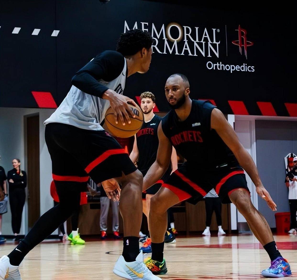 赛前NBA总决赛传出新动向，休斯敦火箭更衣室发声，管理层表态——悬念犹存，轮换策略成焦点的简单介绍-开云入口