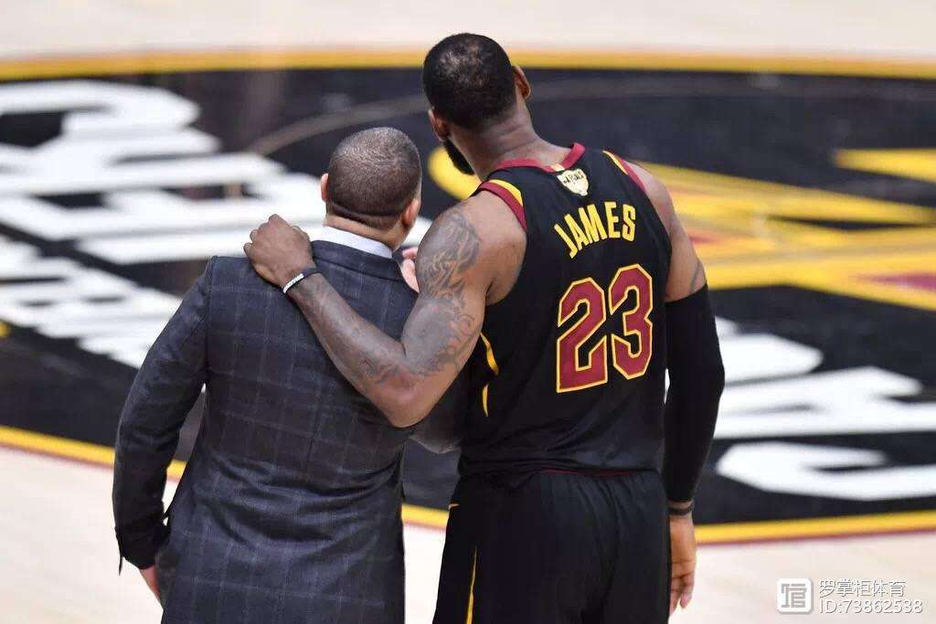 包含克里夫兰骑士内部会议纪要流出——冲刺阶段回应争议；NBA季后赛使命明确；更衣室氛围转暖的词条